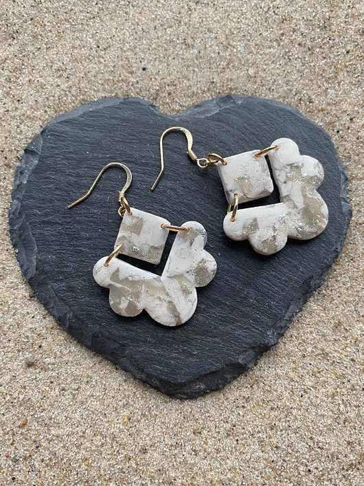 kolczyki z masy plastycznej Kolczyki geometryczne jasne z drobinkami