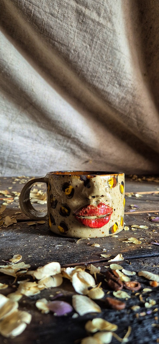 kubki Kubek twarz, kubek rzeźbiona twarz, kubek w panterkę, usta murzyńskie