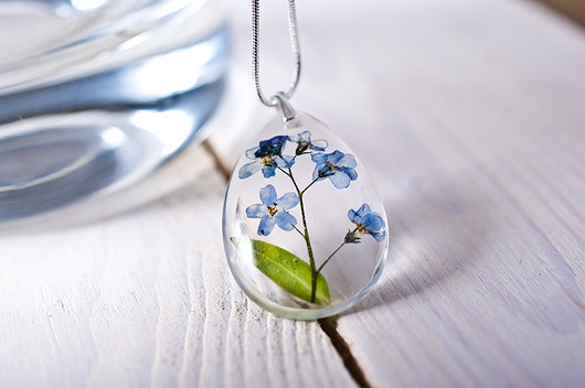 Naszyjnik z niezapominajkami w żywicy So Jewelry