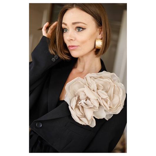 broszki Zestaw dwóch beżowych broszek