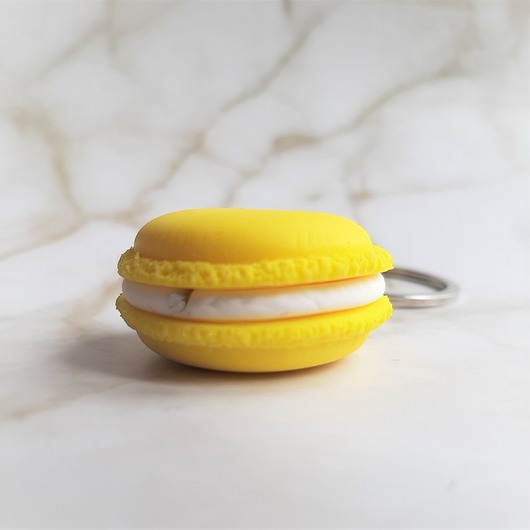 breloki Zółty brelok makaronik z modeliny