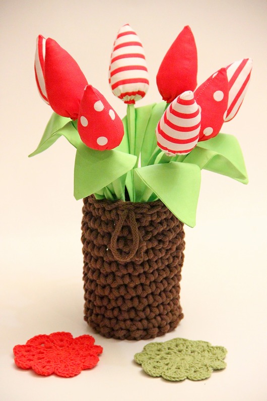Tulipany w wazonie dzierganym Motilove