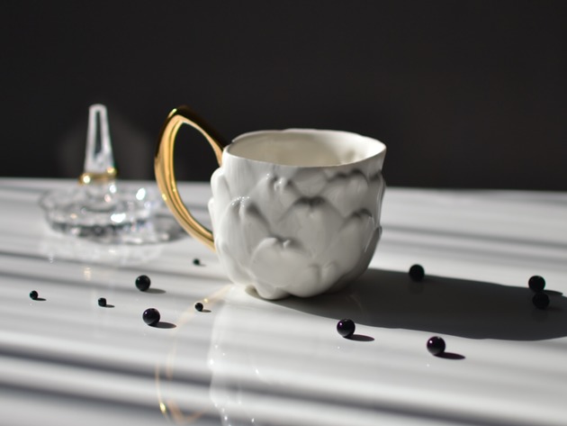 filiżanki Filiżanka Biała porcelanowa Karczoch ze złotym uchwytem