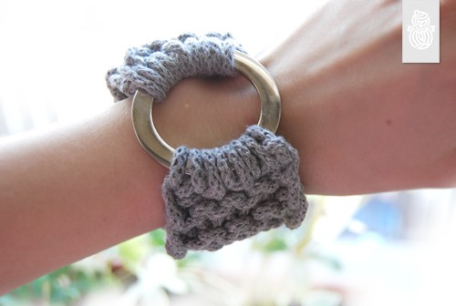 Knitted Bracelet. Jasna Szara. Roboty Ręczne