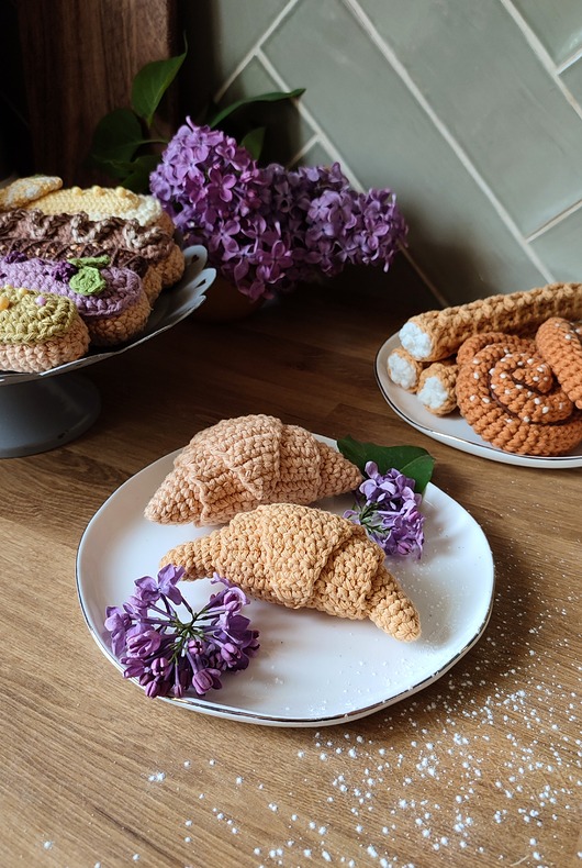 zabawki - inne Croissant, szydełkowy rogalik do zabawy w cukiernię lub kawiarnię.