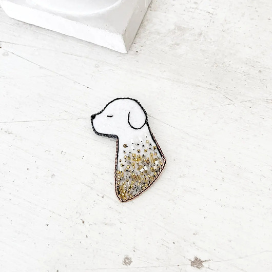 broszki Broszka PIES 8 ręcznie haftowana przypinka