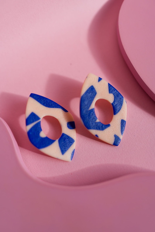 kolczyki z masy plastycznej Minimalistyczne sztyfty w organicznym kształcie