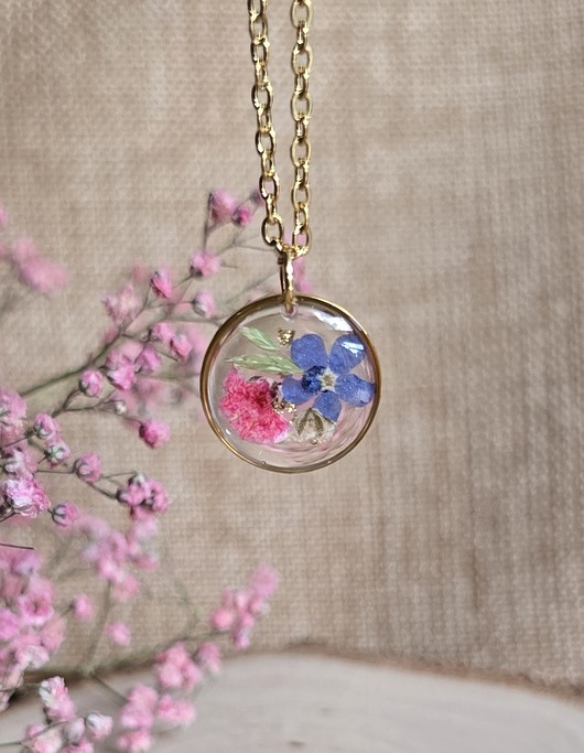 wisiory Łąka kwiatowa różowa Złota zawieszka złoty wisiorek kwiaty żywica