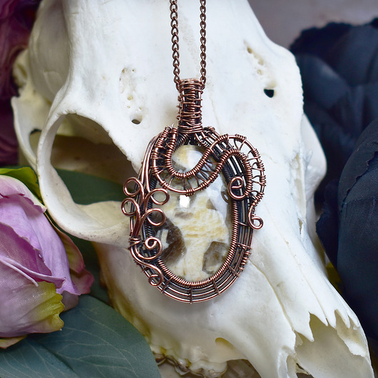 wisiory Miedziany wisiorek wire wrapping ze skaleniem graficznym