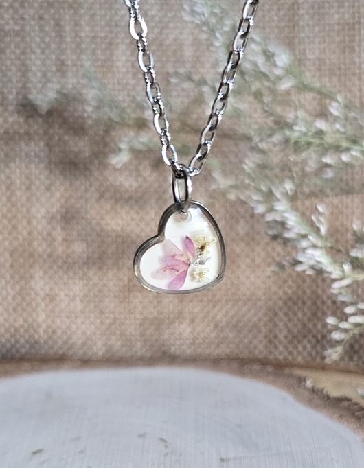 wisiory Zawieszka z prawdziwym kwiatem różowym serce