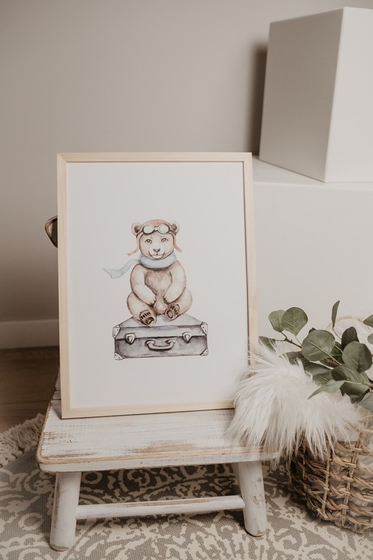obrazy i plakaty do pokoju dziecięcego PLAKAT MIŚ NA WALIZCE "PORA NA PRZYGODĘ" 29,7CM X 42CM