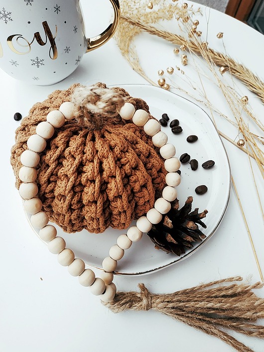 dodatki - różne Mała dynia  z  dekoracyjną zawieszką z drewnianych koralików " Boho Pumpkin"