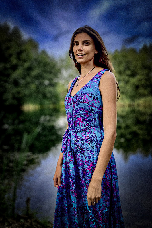 sukienki maxi damskie Niebieska SUKIENKA maxi dwustronny dekolt, autorski print rybki 100% wiskoza
