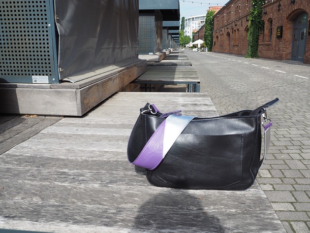 torby na ramię Czarna torebka średniej wielkości z szerokim kolorowym paskiem