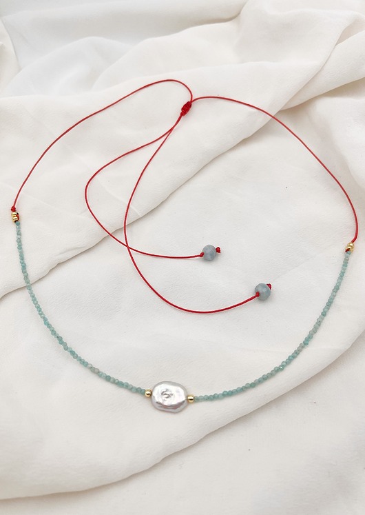 złote naszyjniki Naszyjnik czerwony sznurek z perłą i akwamarynem