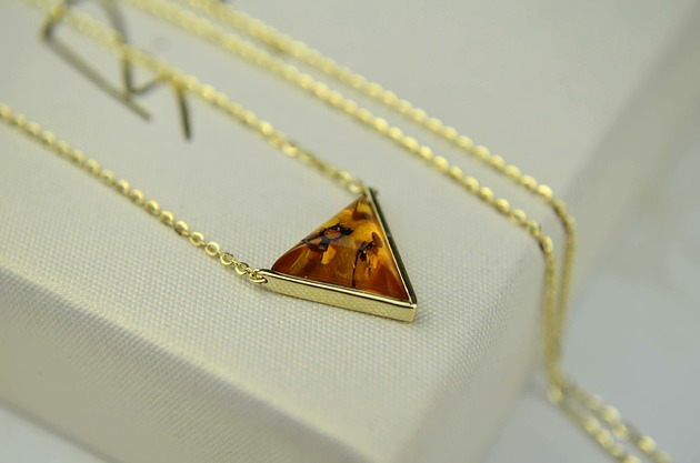 złote naszyjniki Złoty naszyjnik z bursztynem: Trójkącik złoto pr. 585