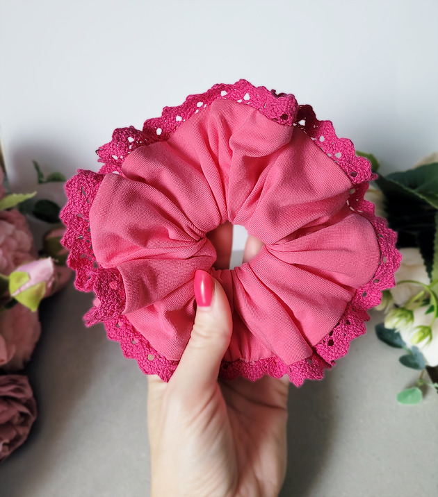 ozdoby do włosów dla dzieci Gumka Maxi Scrunchie Seria z koronką- Cukierek