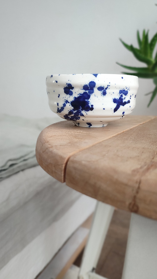 kubki i filiżanki Porcelanowa czarka w niebieskie kropki