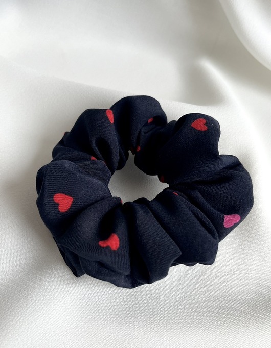 gumki do włosów Granatowa gumka do włosów w czerwone i różowe serduszka Hearts