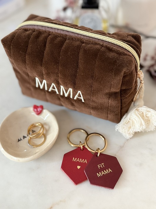 kosmetyczki Kosmetyczka pikowana z haftem "Mama"