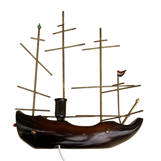 lampy stołowe Drewniana lampka nocna stołowa w kształcie statku Holandia lata 60.