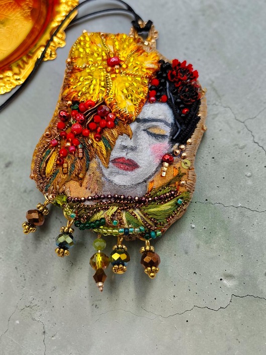 wisiory Broszko -wisiorek Frida