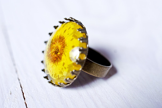 Pierścionek z żywicy z żółtym kwiatkiem So Jewelry