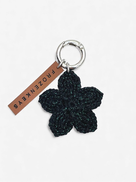 breloki Brelok Kwiat Czarny ze Zieloną Błyszczącą Nitką