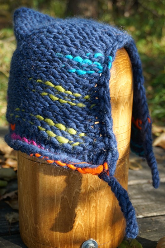 czapki damskie Granatowy kaptur z ręcznie przędzionej wełny, dziergana czapka w paski