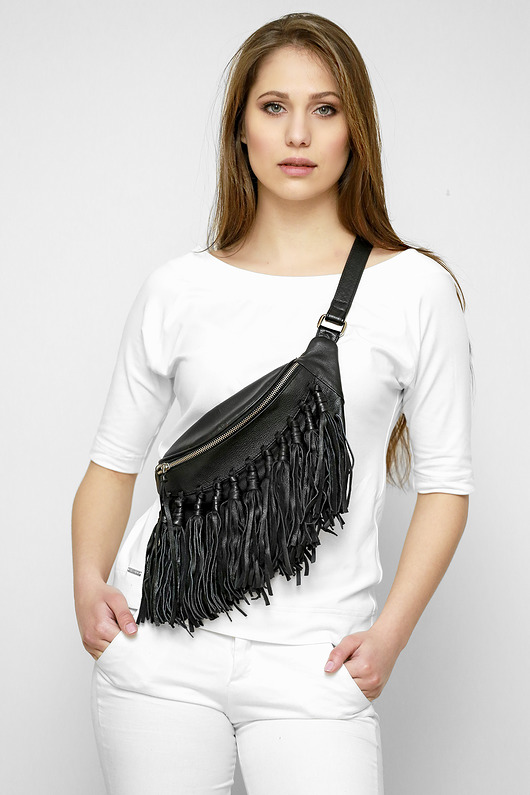 saszetka nerka Skórzana nerka z frędzlami w czarnym kolorze