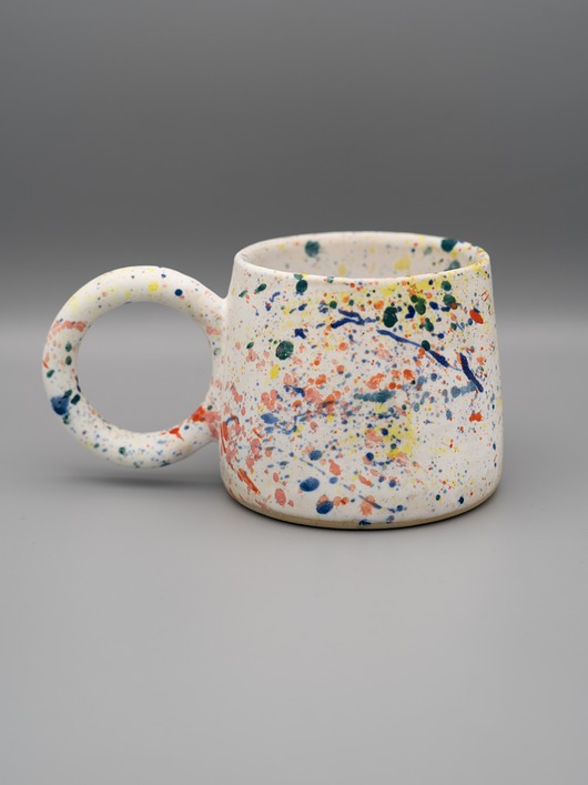kubki Ceramiczny kubek z okrągłym uszkiem