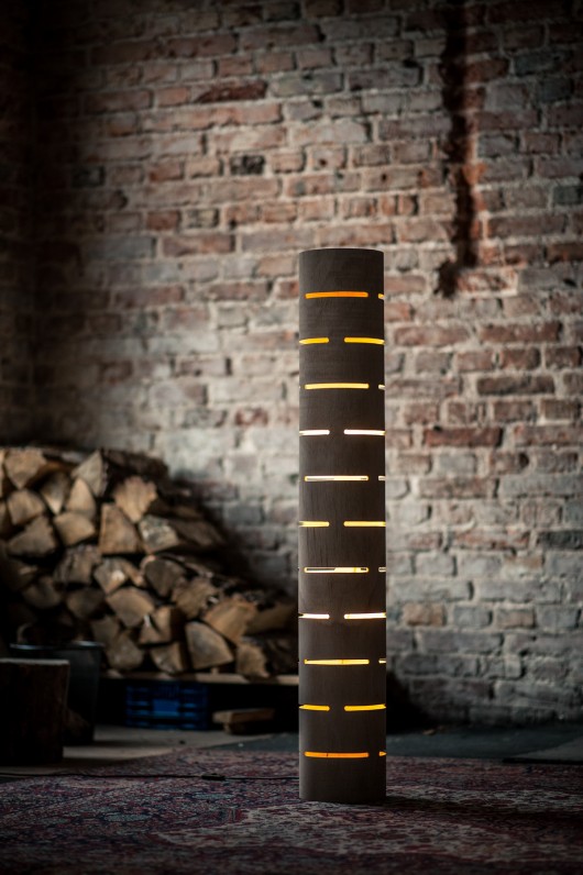 Lampa podłogowa z naturalną fakturą drewna zyrRafo