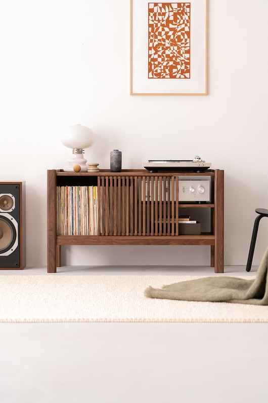 komody i szafki JAMM LOW 111 - szafka pod gramofon i płyty winylowe, lite drewno orzechowe