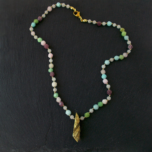kolie Pokusa Naszyjnik pastelowe kamienie