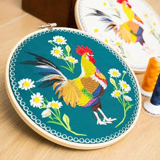 Ozdoby na ścianę Kogut w stokrotkach - zielone tło, haft w tamborku 20 cm