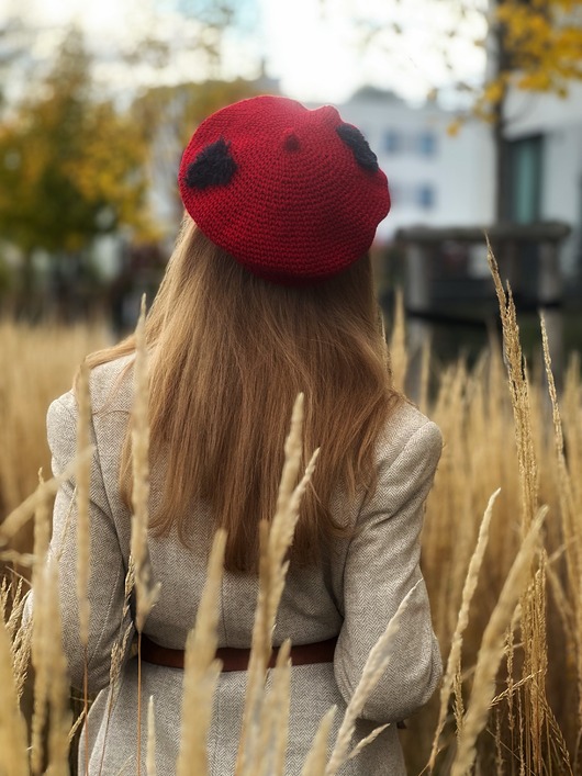 czapki damskie Beret czerwony z czarnymi serduszkami