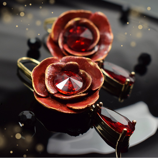 kolczyki z masy plastycznej Bordowe kolczyki kwiaty z kryształami