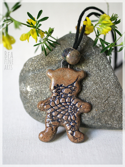 wisiory Miś - beżowy wisiorek ceramiczny
