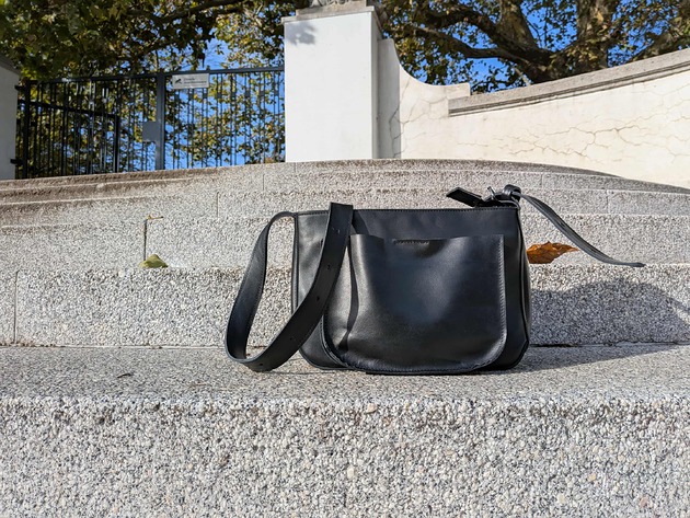 torby na ramię Czarna skórzana torebka listonoszka