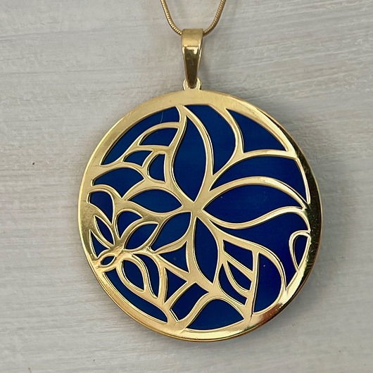 złote naszyjniki Naszyjnik srebrny pozłacany koło z ażurowym motylem na tytanie niebieskim