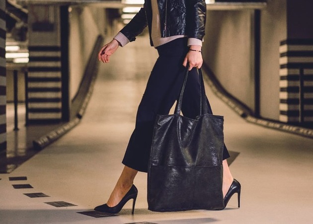 Grafitowa zamszowa torebka shopper Karolina Audycka