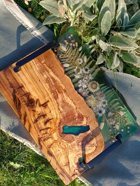 deski do krojenia i tace Deska do serwowania z drewnem oliwnym i żywicą