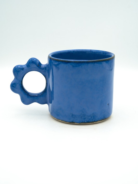 kubki Ceramiczny kubek z kwiatowym uszkiem