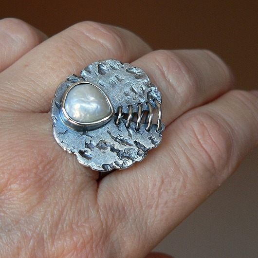 pierścionki srebrne Pierścionek -perła na surowo-