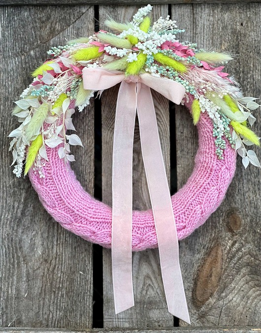 wianki Wianek naturalny, w sweterku ozdobiony suszonymi kwiatami