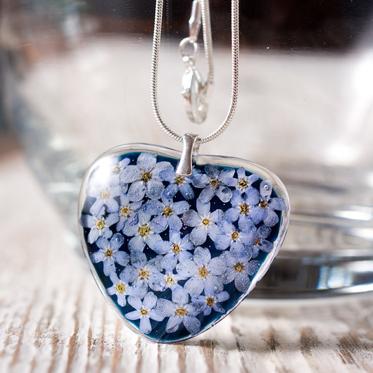 Naszyjnik z niezapominajkami w żywicy - serce So Jewelry