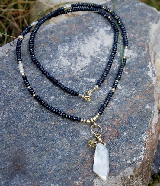 złote naszyjniki Naszyjnik szlachetny z piękną perłą