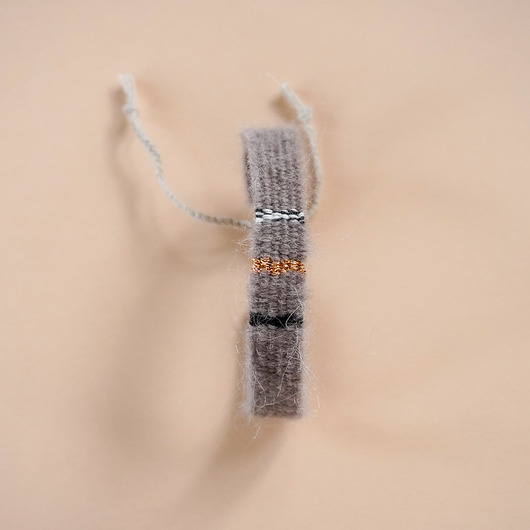 bransoletki na sznurku Wełniana bransoletka tkana na krośnie