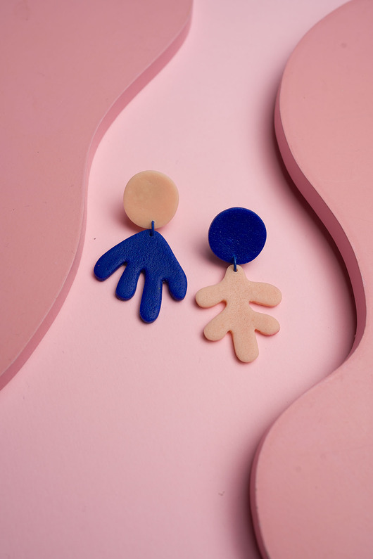 kolczyki z masy plastycznej Sztyfty Matisse w abstrakcyjny wzorek