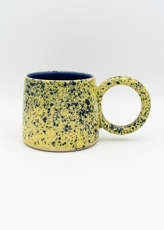 kubki Żółty ceramiczny kubek z okrągłym uszkiem